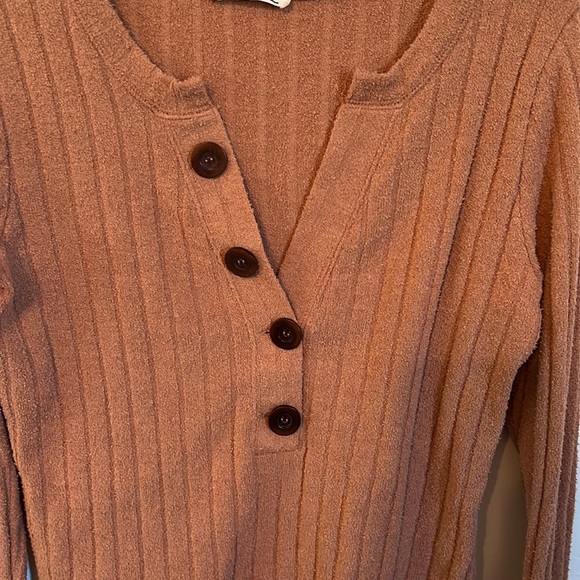 We The Free long sleeve top. Sz Med. rust brown color  with brown buttons. EUC - Picture 4 of 4